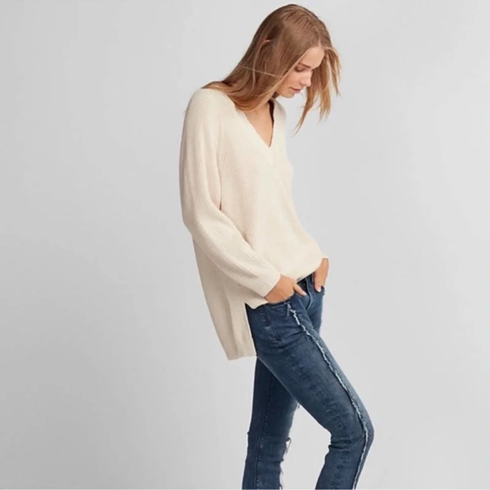 Express Oversized Boyfriend V Neck Sweater Cream XXS - Picture 2 of 9